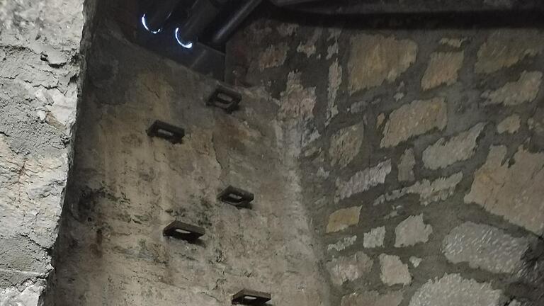 Viele Keller in Bad Neustadt sind offenbar miteinander verbunden, weiß Stadtarchivar Thomas Künzl. Das Foto zeigt den Notausstieg des Archivkellers unter dem Bildhäuser Hof. Viele Keller in Bad Neustadt sind offenbar miteinander verbunden, weiß Stadtarchivar Thomas Künzl. Das Foto zeigt den Notausstieg des Archivkellers unter dem Bildhäuser Hof.