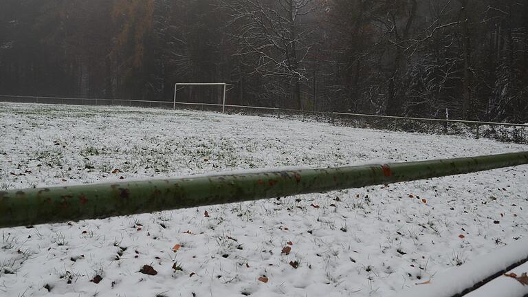 Schnee im November: So wie hier Rechtenbach (Lkr. Main-Spessart) sah es an diesem Wochenende auf vielen Sportplätzen der Region aus. Schnee im November: So wie hier Rechtenbach (Lkr. Main-Spessart) sah es an diesem Wochenende auf vielen Sportplätzen der Region aus.