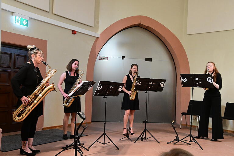 Das Saxophonquartett 'Sax Emotions' untermalte die Ernennung von Alfred Endres zum Ehrenbürger seiner Heimatgemeinde musikalisch. Das Saxophonquartett 'Sax Emotions' untermalte die Ernennung von Alfred Endres zum Ehrenbürger seiner Heimatgemeinde musikalisch.