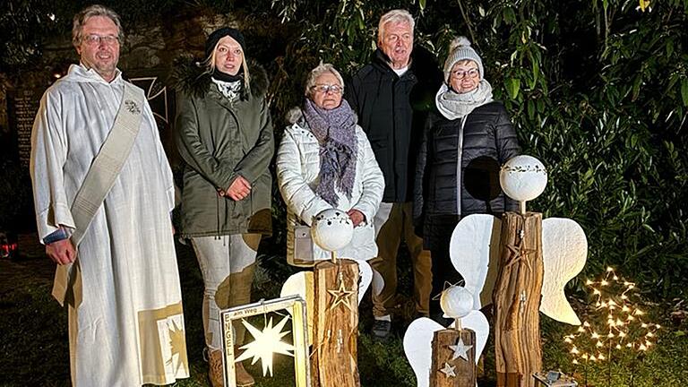 In Rödelmaier wurde der neue Engelweg von Diakon Thomas Volkmuth gesegnet. Unser Bild zeigt ihn mit (von links): Nadine Hartmann, Elisabeth Schmitt, Doris Hornung und Dieter Wirsing. In Rödelmaier wurde der neue Engelweg von Diakon Thomas Volkmuth gesegnet. Unser Bild zeigt ihn mit (von links): Nadine Hartmann, Elisabeth Schmitt, Doris Hornung und Dieter Wirsing.
