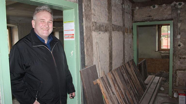Noch ist Baustelle im Dreiseithof in Altmannsdorf, den die Dorfgemeinschaft herrichtet. Michelaus Bürgermeister Michael Wolf freut dieses Engagement. Noch ist Baustelle im Dreiseithof in Altmannsdorf, den die Dorfgemeinschaft herrichtet. Michelaus Bürgermeister Michael Wolf freut dieses Engagement.