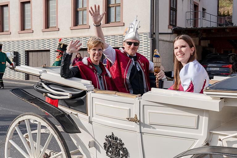 Nach sechs Jahren gab es endlich wieder ein Prinzenpaar: Die Hoheiten Prinzessin Simone I. und Prinz Guido I. mit Tochter Jana. Nach sechs Jahren gab es endlich wieder ein Prinzenpaar: Die Hoheiten Prinzessin Simone I. und Prinz Guido I. mit Tochter Jana.