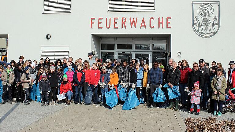 Aktion Picobello 2018 &ndash; eine Stadt räumt auf       -  Am Wochenende wurden bei der alljährlichen  Aktion &bdquo;Picobello&ldquo; in Tauberbischofsheim und seinen Ortsteilen wieder der Unrat des vergangenen Winters von freiwilligen Helfern beseitigt.  Am Samstagmorgen teilten Rainer Ruppert und Christine Baumann vom Ordnungsamt und Bauhofleiter Mark Stephan die Teams vor dem Feuerwehrgerätehaus in die 21 Reinigungsbezirke im Stadtgebiet ein. Zum &bdquo;Frühjahrsputz&ldquo; hatten sich diesmal 352  Helfer, darunter rund 233 Schüler aus den Schulen der Kreisstadt, gemeldet.  Bürgermeister Wolfgang Vockel dankte fürs Mitmachen. Nicole Hepp und Horst Vollrath vom städtischen Bauhof statteten die Helfer mit Handschuhen, Greifzangen und Müllsäcken aus. Danach begannen die Teams das Stadtgebiet vom Müll zu befreien.  An der Aktion hatten sich schon am Freitag Schüler aus dem Schulzentrum am Wört, der Christian-Morgenstern-Grundschule, der Erich-Kästner-Grundschule und der Christophorus Schule beteiligt. Nach getaner Arbeit gab es eine Stärkung für die Helfer in der Sparkasse Tauberbischofsheim.  Die Aktion &bdquo;Picobello&ldquo; wird von der Sparkasse Tauberfranken, der Distelhäuser Brauerei, McDonalds, dem Obi Markt, der Paneria Weber, dem E-Center Dürr und dem Abfallwirtschaftsamt des Main-Tauber-Kreises unterstützt. FOTO: Uwe Büttner