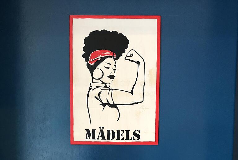 Dieses moderne Schild ziert nun die Mädchentoilette im Erdgeschoss (Neubau) der Eichendorff-Schule Gerbrunn. Dieses moderne Schild ziert nun die Mädchentoilette im Erdgeschoss (Neubau) der Eichendorff-Schule Gerbrunn.