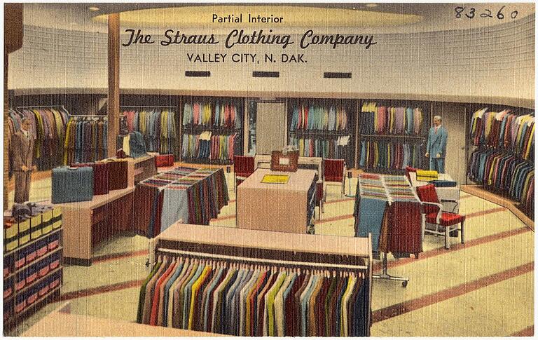 Nach seiner Flucht in die USA im Jahr 1938 arbeitete Leopold Krämer in Valley City in North Dakota bei der Bekleidungsfirma Straus Clothing, von der diese Werbekarte stammt. Nach seiner Flucht in die USA im Jahr 1938 arbeitete Leopold Krämer in Valley City in North Dakota bei der Bekleidungsfirma Straus Clothing, von der diese Werbekarte stammt.