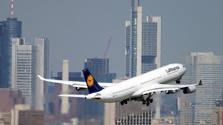 Ein Lufthansa-Airbus vom Typ A 340 (hier beim Start am Flughafen Frankfurt am Main) kreiste am Samstagnachmittag über Unterfranken. Ein Lufthansa-Airbus vom Typ A 340 (hier beim Start am Flughafen Frankfurt am Main) kreiste am Samstagnachmittag über Unterfranken.