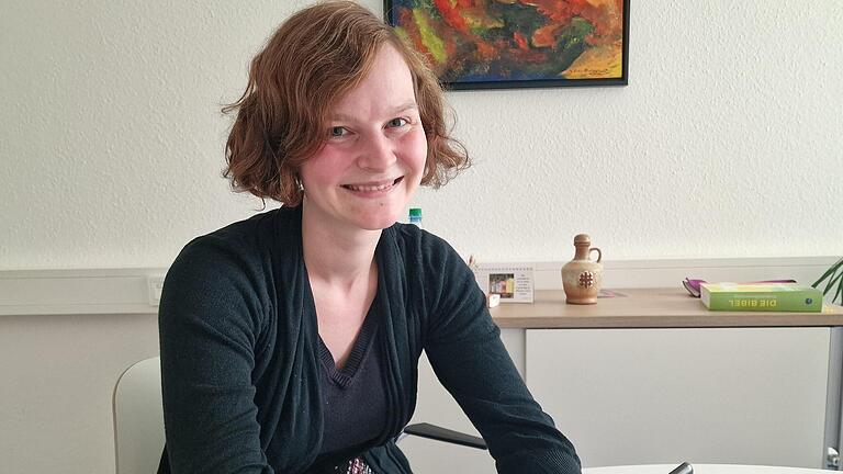 Der Blick aufs Handy gehört für Magdalena Sauter zum beruflichen Alltag. Die betreut den Instagram-Kanal des Pastoralen Raums Bad Kissingen - Der Blick aufs Handy gehört für Magdalena Sauter zum beruflichen Alltag. Die betreut den Instagram-Kanal des Pastoralen Raums Bad Kissingen Der Blick aufs Handy gehört für Magdalena Sauter zum beruflichen Alltag. Die betreut den Instagram-Kanal des Pastoralen Raums Bad Kissingen - Der Blick aufs Handy gehört für Magdalena Sauter zum beruflichen Alltag. Die betreut den Instagram-Kanal des Pastoralen Raums Bad Kissingen