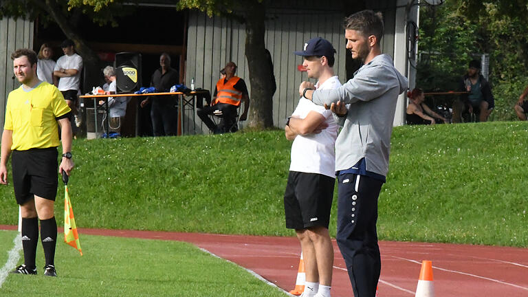 Tim Herterich und Simon Snaschel       -  Die Trainer Tim Herterich (links) und Simon Snaschel verfolgen an der Seitenlinie das Bezirksliga-Derby zwischen dem FC 06 Bad Kissingen und TSV Münnerstadt.