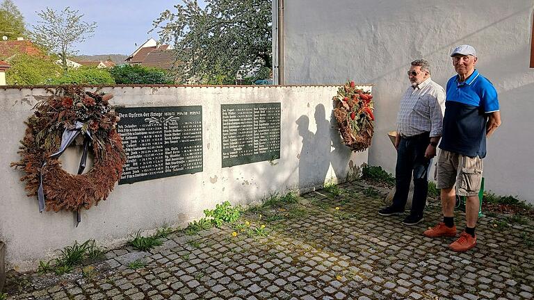 Altbürgermeister Georg Zipfel und Franz Ott am Gefallenendenkmal in Altenschönbach neben der Kirche St. Marien. Altbürgermeister Georg Zipfel und Franz Ott am Gefallenendenkmal in Altenschönbach neben der Kirche St. Marien.
