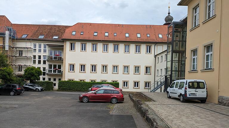 Das Eck mit Aufzug und Treppe ist laut Albert Dischinger 'eher unglücklich'. - Das Eck mit Aufzug und Treppe ist laut Albert Dischinger 'eher unglücklich'. Das Eck mit Aufzug und Treppe ist laut Albert Dischinger 'eher unglücklich'. - Das Eck mit Aufzug und Treppe ist laut Albert Dischinger 'eher unglücklich'.