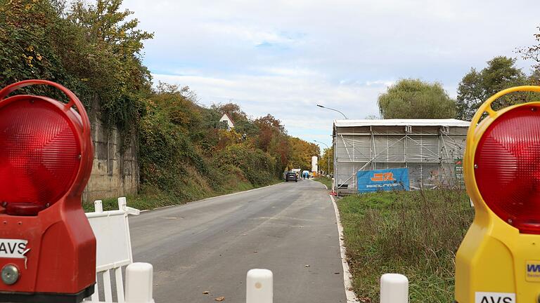 Die Staatsstraße von Kitzingen nach Mainstockheim war schon vorher kein Schmuckstück und braucht – wenn die Baustelle durch ist – wohl eine umfangreiche Sanierung. Die Staatsstraße von Kitzingen nach Mainstockheim war schon vorher kein Schmuckstück und braucht – wenn die Baustelle durch ist – wohl eine umfangreiche Sanierung.