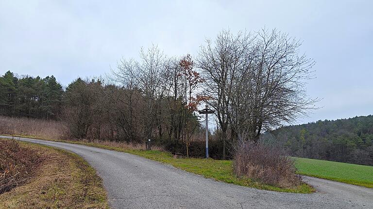 Das Feldkreuz am Hörnesweg in Althausen. - Das Feldkreuz am Hörnesweg in Althausen. Das Feldkreuz am Hörnesweg in Althausen. - Das Feldkreuz am Hörnesweg in Althausen.