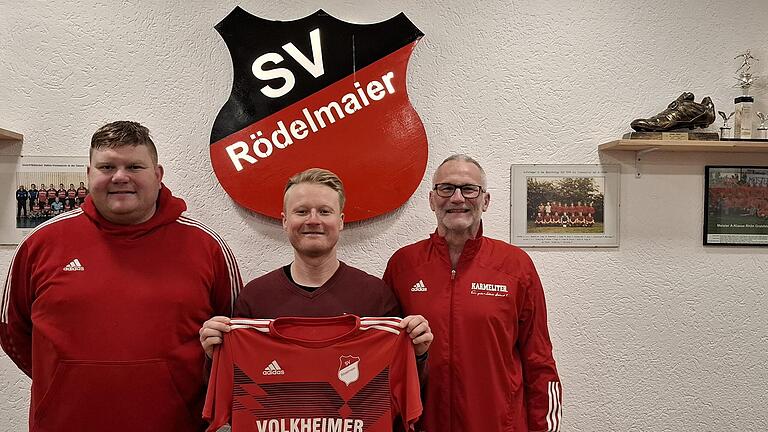 Marcel Schmitt (Mitte) wird in der kommenden Saison neuer Trainer des SV Rödelmaier. Darüber freuen sich Abteilungsleiter Christian Bauer (links) und Vorsitzender Joachim Rohmfeld (rechts). - Marcel Schmitt (Mitte) wird in der kommenden Saison neuer Trainer des SV Rödelmaier. Darüber freuen sich Abteilungsleiter Christian Bauer (links) und Vorsitzender Joachim Rohmfeld (rechts). Marcel Schmitt (Mitte) wird in der kommenden Saison neuer Trainer des SV Rödelmaier. Darüber freuen sich Abteilungsleiter Christian Bauer (links) und Vorsitzender Joachim Rohmfeld (rechts). - Marcel Schmitt (Mitte) wird in der kommenden Saison neuer Trainer des SV Rödelmaier. Darüber freuen sich Abteilungsleiter Christian Bauer (links) und Vorsitzender Joachim Rohmfeld (rechts).
