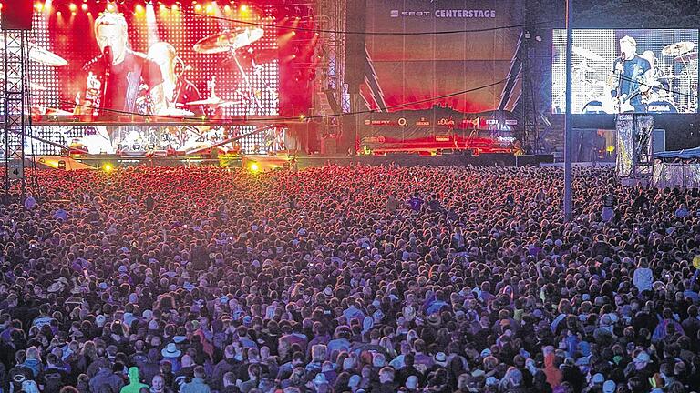 Massenbewegung: Beim Auftritt von Metallica gab's erwartungsgemäß den mit Abstand größten Andrang vor der Hauptbühne. Massenbewegung: Beim Auftritt von Metallica gab's erwartungsgemäß den mit Abstand größten Andrang vor der Hauptbühne.