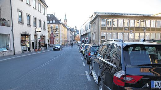 Blickachse Residenz Richtung Dom: Die vollgeparkte Hofstraße, rechts die ehemalige Mozartschule.