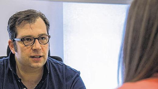 Die Probleme erkennen: Ziel der Eingriffe ist es, dass die Menschen im Alltag wieder zurechtkommen und sich wohlfühlen. Das Foto zeigt Dr. Jens Kauczok im Patientengespräch.