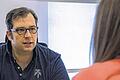 Die Probleme erkennen: Ziel der Eingriffe ist es, dass die Menschen im Alltag wieder zurechtkommen und sich wohlfühlen. Das Foto zeigt Dr. Jens Kauczok im Patientengespräch.