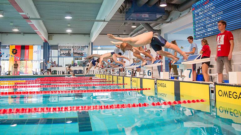 Auf die Plätze, fertig, los: Startschuss für das integrative Schwimmfest in Würzburg. 80 Teilnehmer aus ganz Deutschland waren angereist.