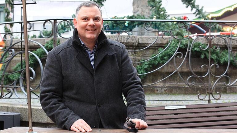 Heiko Bäuerlein, Bürgermeisterkandidat der Volkacher CSU bei der Kommunalwahl 2020, an seinem Lieblingsplatz auf dem Volkacher Marktplatz. Dort am Marktbrunnen ist er zu jeder Jahreszeit anzutreffen. Manchmal in Begleitung seines Welshterriers Tessa, deren Leine er auf dem Bild in der Hand hat. Heiko Bäuerlein, Bürgermeisterkandidat der Volkacher CSU bei der Kommunalwahl 2020, an seinem Lieblingsplatz auf dem Volkacher Marktplatz. Dort am Marktbrunnen ist er zu jeder Jahreszeit anzutreffen. Manchmal in Begleitung seines Welshterriers Tessa, deren Leine er auf dem Bild in der Hand hat.
