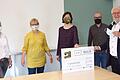 Das Solido-Maskennähprojekt übergibt im Sitzungssaal des Zeller Rathauses 1500 Euro für den Sozialfonds der Gemeinde (von links): Apothekerin Petra Zelch, Näherin Birgit Winkhardt, Projektmitbegründerin Lisa Rüthlein, der Zeller Sozialarbeiter Simon Henche und Bürgermeister Joachim Kipke.
