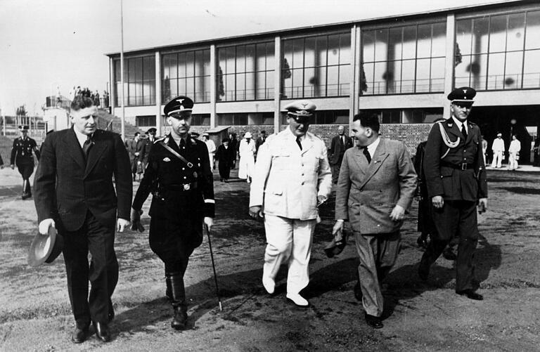 Willy Sachs (Zweiter von rechts) bei der Eröffnung des von ihm gestifteten Stadions 1936 mit den Ehrengästen Heinrich Himmler und Hermann Göring (2. und 3. von links).