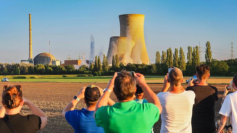 Kurz vor 20 Uhr wurden am 16. August 2024 die Kühltürme des Atomkraftwerks in Grafenrheinfeld gesprengt. Nach tagelanger Planung, Vorbereitung, rechtzeitiger Ankunft, Ausprobieren der Technik, zahlreichen Gesprächen mit so vielen Schaulustigen und stundenlangem Warten bei sommerlichen Temperaturen, war es erstaunlich, wie schnell und viel leiser als erwartet, die Kühltürme einfielen.