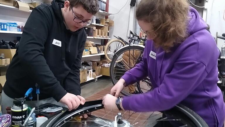 Nils und Nadine beim Fahrrad-Workshop. Nils und Nadine beim Fahrrad-Workshop.