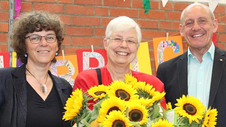 Schulrätin Karin Auth (links) und Bürgermeister Paul Kruck verabschiedeten die Rektorin der Grundschule Wiesenfeld-Karlburg, Gerda Hubrich, mit einem Strauß Sonnenblumen.