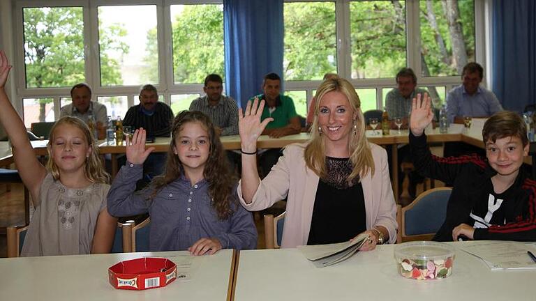 Gestärkt mit Gummibärchen und Süßigkeiten verweigerte der &bdquo;Kinderstadtrat&ldquo; (Bildmitte Bürgermeisterin Anna Stolz) in Arnstein den richtigen Vertretern im Hintergrund das beantragte kostenlose Eis.