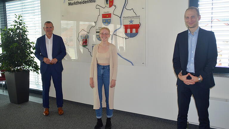 Thomas Stamm (links) gratulierte Belisia Seitz im Rathaus zusammen mit Matthias Hanakam zur bestandenen Prüfung als Fachkraft für Abwassertechnik.
