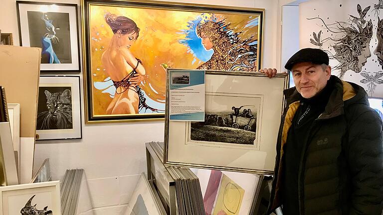 Viel zu wenig Platz für viel zu viele Bilder: Galerist und Künstler Roland Merklein, hier mit einer Tuschezeichnung von A. Paul Weber an der Seite. Viel zu wenig Platz für viel zu viele Bilder: Galerist und Künstler Roland Merklein, hier mit einer Tuschezeichnung von A. Paul Weber an der Seite.