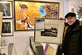 Viel zu wenig Platz für viel zu viele Bilder: Galerist und Künstler Roland Merklein, hier mit einer Tuschezeichnung von A. Paul Weber an der Seite.