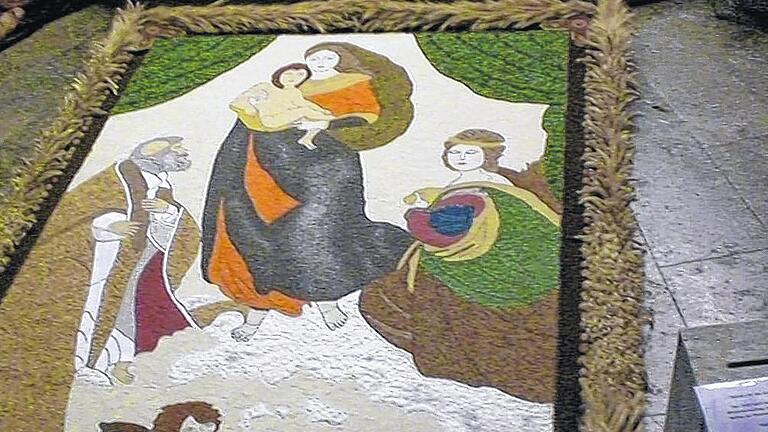 Bunter Früchteteppich mit Sixtinischer Madonna       -  (aku)   Die &bdquo;Sixtinische Madonna&ldquo; von Raffaello Santi  lieferte in diesem Jahr die Vorlage für das Erntedankaltarbild, das die Frauen des Wombacher Verbands Wohneigentum in der Kirche fertigten. Je etwa sechs Stunden investieren die zwölf Frauen, die mit Pinzetten, Teelöffeln und Pinseln ans Werk gingen, um  den Teppich mit Feldfrüchten, Körnern und Samen zu füllen. In wochenlanger Vorarbeit wurden die Vorlage gefertigt und  anschließend die Konturen geklebt. Der italienische Malerfürst der Renaissance ist eher unter seinem Vornamen Raffael bekannt. Seine Berühmtheit erlangte er vor allem als Maler von lieblichen Madonnenbildern, die er mit einer ausgewogenen Komposition fertigte. Neben seiner Laufbahn als Maler in Florenz und am päpstlichen Hof in Rom wurde er auch Bauleiter des Petersdoms und Aufseher über die römischen Antiken. Die in den Jahren 1512 bis 1513 gefertigte &bdquo;Sixtinische Madonna&ldquo;  ist eines der berühmtesten Gemälde der italienischen Renaissance und befindet sich heute in der Gemäldegalerie Alte Meister in den Staatlichen Kunstsammlungen Dresden. Viel mehr bekannt als das Bild in seiner Gesamtheit sind die beiden Puttenfiguren am unteren Bildrand. Raffaels Engelchen werden in der Werbewirtschaft millionenfach als eigenständiges Motiv genutzt und zieren Poster, Postkarten, T-Shirts und sonstige Gegenstände in aller Welt.