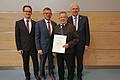 Im Blickpunkt der Vertreterversammlung der Raiffeisenbank Kitzinger Land stand auch die Verabschiedung des Aufsichtsratsvorsitzenden. Im Bild: Vorstand Rouven Lewandowski (von links), Regionaldirektor Roland Streng, der scheidende Aufsichtsratsvorsitzende Norbert Dazian und Vorstandsvorsitzender Albrecht Hack.