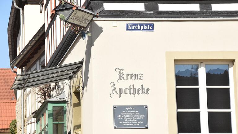 Wie geht es weiter mit der alten Apotheke von Unsleben? Am Gebäude müssen jedenfalls einige Sanierungsarbeiten vorgenommen werden. Wie geht es weiter mit der alten Apotheke von Unsleben? Am Gebäude müssen jedenfalls einige Sanierungsarbeiten vorgenommen werden.
