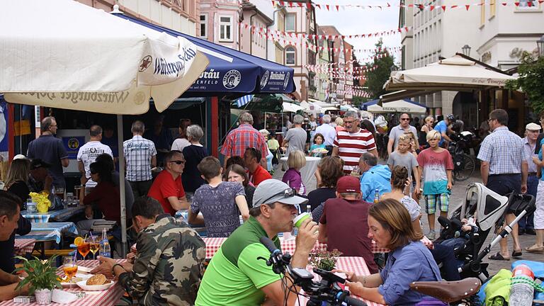 Die Kulinarische Meile findet wieder in Karlstadt statt. Das Archivbild ist aus dem Jahr 2017. Die Kulinarische Meile findet wieder in Karlstadt statt. Das Archivbild ist aus dem Jahr 2017.