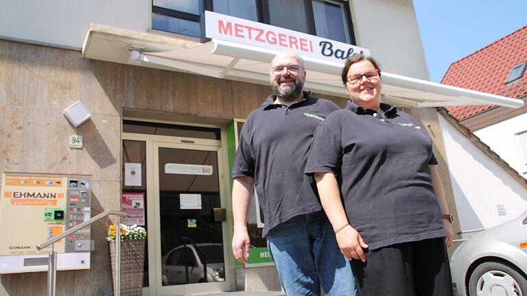 Gerold Bald und Tina-Fischlein Bald vor der Metzgerei in Wernfeld, die Ende des Monats schließen wird. Gerold Bald und Tina-Fischlein Bald vor der Metzgerei in Wernfeld, die Ende des Monats schließen wird.