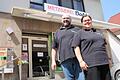 Gerold Bald und Tina-Fischlein Bald vor der Metzgerei in Wernfeld, die Ende des Monats schließen wird.