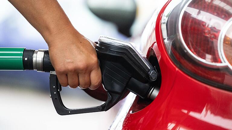 Ein Mann im Landkreis Schweinfurt wollte Gutes tun - doch Betrüger nutzten die Gutmütigkeit an der Tankstelle aus. Ein Mann im Landkreis Schweinfurt wollte Gutes tun - doch Betrüger nutzten die Gutmütigkeit an der Tankstelle aus.