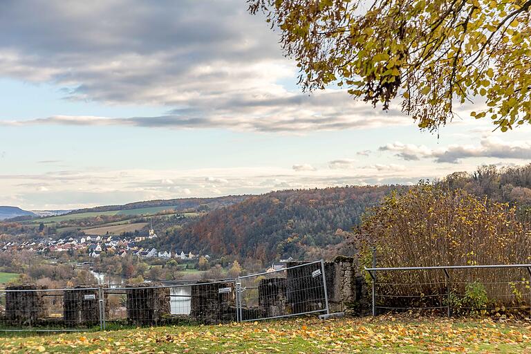 Wegen Steinschlaggefahr ist die Ruine derzeit mit einigen provisorischen Bauzäunen versehen. Wegen Steinschlaggefahr ist die Ruine derzeit mit einigen provisorischen Bauzäunen versehen.