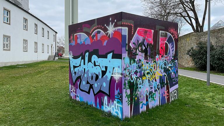 Graffiti-Projekte wie dieser Würfel hinter der Kunsthalle gehören zum Programm 'Jugendarbeit und Schule'. Graffiti-Projekte wie dieser Würfel hinter der Kunsthalle gehören zum Programm 'Jugendarbeit und Schule'.