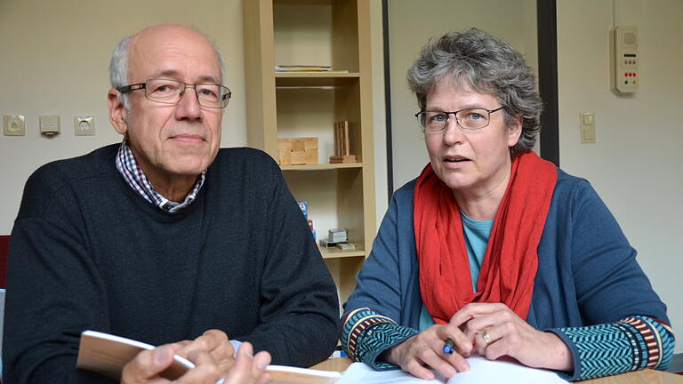 Birgitt van Oorschot, Vorsitzende des Vereins 'Ethiknetz Mainfranken', bespricht mit dem Mediziner Jochen Scheidemantel, der die Beratungen koordiniert, wie die letzten Einsätze verliefen. Birgitt van Oorschot, Vorsitzende des Vereins 'Ethiknetz Mainfranken', bespricht mit dem Mediziner Jochen Scheidemantel, der die Beratungen koordiniert, wie die letzten Einsätze verliefen.