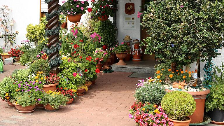 Der erste Preis 2018 ging an die Gestaltung des Hauseingangs von Edgar Mittnacht in Lengfeld. Der erste Preis 2018 ging an die Gestaltung des Hauseingangs von Edgar Mittnacht in Lengfeld.