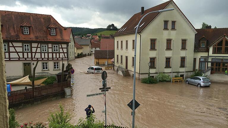 Regelmäßig wälzen sich nach Unwettern Wassermassen durch Michelau. Das Bilder ist vom östlichen Ortseingang aus aufgenommen. Rechts das Rathaus, links der Kindergarten. Regelmäßig wälzen sich nach Unwettern Wassermassen durch Michelau. Das Bilder ist vom östlichen Ortseingang aus aufgenommen. Rechts das Rathaus, links der Kindergarten.