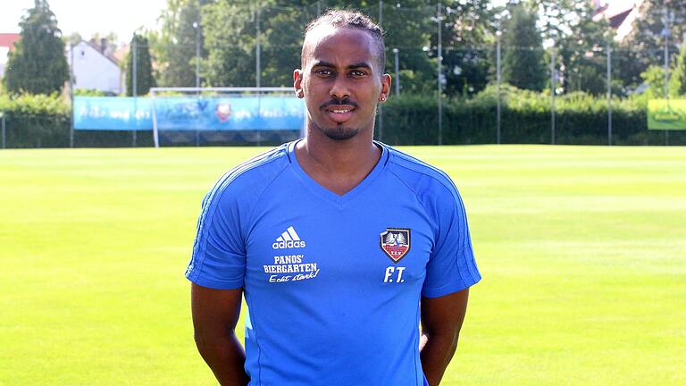 Fnan Tewelde, früher aktiv im Nachwuchs von Eintracht Frankfurt und dem Karlsruher SC, spielt seit 2018 für den TSV Gochsheim. Sein Trainer Stefan Riegler bezeichnet den in Frankfurt aufgewachsenen Eritreer als 'Glücksfall' für den Neu-Landesligisten. Fnan Tewelde, früher aktiv im Nachwuchs von Eintracht Frankfurt und dem Karlsruher SC, spielt seit 2018 für den TSV Gochsheim. Sein Trainer Stefan Riegler bezeichnet den in Frankfurt aufgewachsenen Eritreer als 'Glücksfall' für den Neu-Landesligisten.