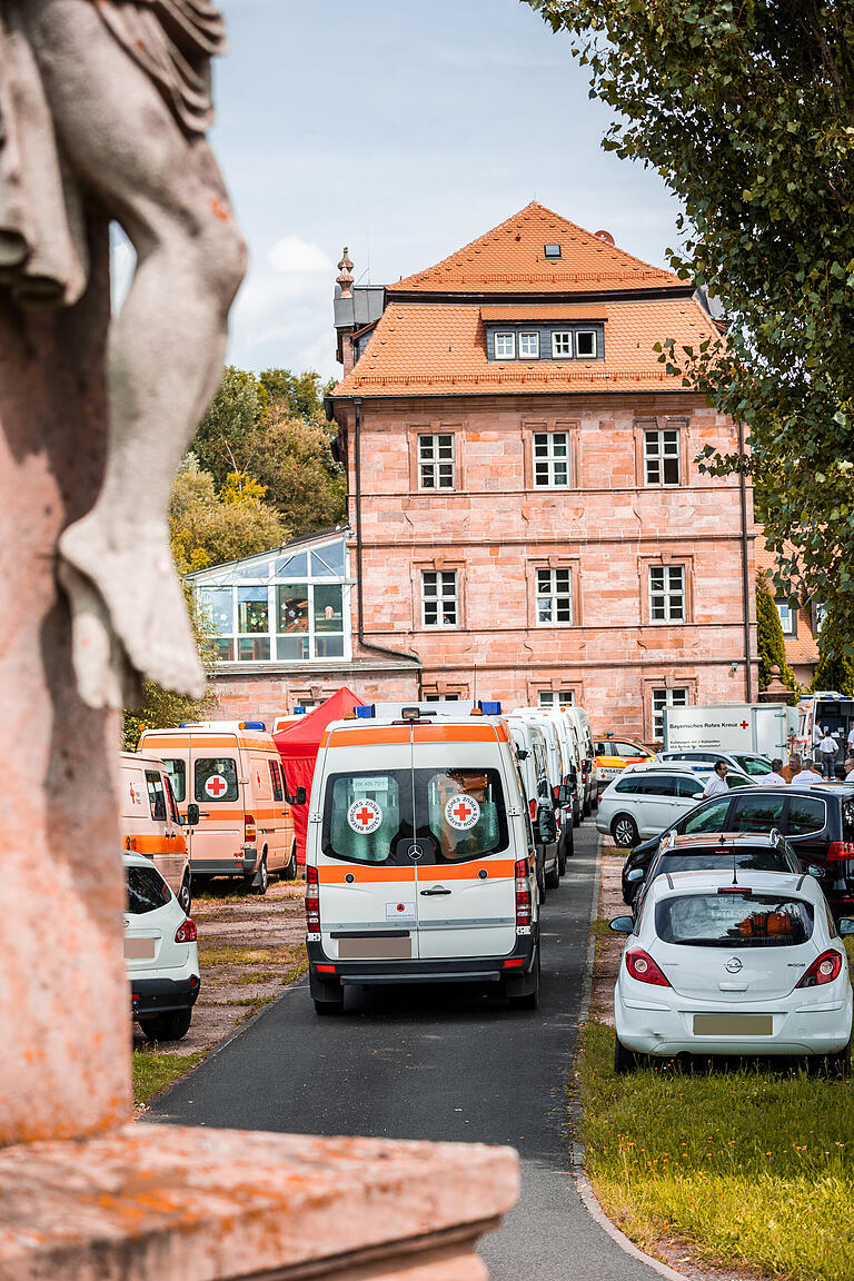 Großeinsatz im Schloss Anfang August 2021: Die Transporter des BRK-Haßberge warten vor der Senioreneinrichtung in Gleusdorf, um die Bewohnerinnen und Bewohner zu verlegen. Großeinsatz im Schloss Anfang August 2021: Die Transporter des BRK-Haßberge warten vor der Senioreneinrichtung in Gleusdorf, um die Bewohnerinnen und Bewohner zu verlegen.