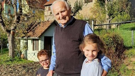 Zum 90. Geburtstag gratulierten Karl Väth auch seine beiden Urenkel Julian und Frieda. Zum 90. Geburtstag gratulierten Karl Väth auch seine beiden Urenkel Julian und Frieda.