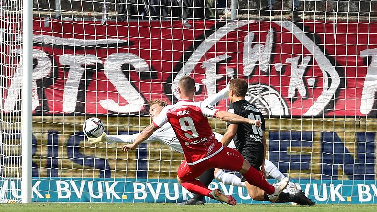 In der Drittliga-Saison 2021/22 nervte Norman Quindt die Anhänger der Würzburger beim 0:0 des TSV Havelse am Dallenberg, als diese Top-Chance von Marvin Pourie zunichte machte. In der Drittliga-Saison 2021/22 nervte Norman Quindt die Anhänger der Würzburger beim 0:0 des TSV Havelse am Dallenberg, als diese Top-Chance von Marvin Pourie zunichte machte.