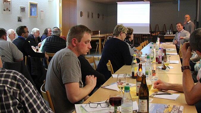 Das Thema „Nahwärmenetz” stand im Mittelpunkt auf der Bürgerversammlung in Aidhausen. Das Thema „Nahwärmenetz” stand im Mittelpunkt auf der Bürgerversammlung in Aidhausen.