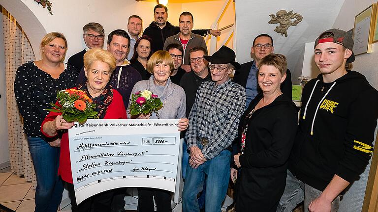 Rekordergebnis bei der Wipfelder Nikolausaktion: Hildegard Gais, Heidrun Grauer, Peter Endres, Jasmin Heinrich, Ramon Römer. Dahinter: Jennifer Leidig, Rainer Kleedorfer, Andreas Gießübel, Sabine Sauer, Philipp Volk, Michael Halbig und Bürgermeister Tobias Blesch. Ganz hinten: Sascha Römer, Alexander Leidig, Michael Schön. Rekordergebnis bei der Wipfelder Nikolausaktion: Hildegard Gais, Heidrun Grauer, Peter Endres, Jasmin Heinrich, Ramon Römer. Dahinter: Jennifer Leidig, Rainer Kleedorfer, Andreas Gießübel, Sabine Sauer, Philipp Volk, Michael Halbig und Bürgermeister Tobias Blesch. Ganz hinten: Sascha Römer, Alexander Leidig, Michael Schön. 